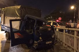 Ô tô tải đâm vào lề đường nát đầu, tài xế kêu cứu trong cabin