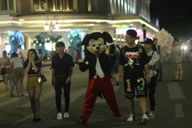  Phố phường Hà Nội, TP.HCM sôi động chào đón Quốc khánh 2/9 