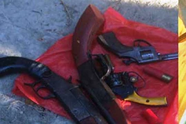 20 côn đồ đi 6 ô tô tới hỗn chiến, thấy công an ném súng bỏ chạy