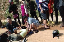 Xe máy đâm lún đầu ô tô khách, cặp vợ chồng thương vong