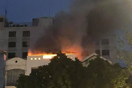 Cháy nổ kinh hoàng tại cửa quần áo giữa phố Hà Nội