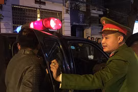 Lái ô tô tông liên hoàn, gọi đồng bọn cầm dao dọa công an