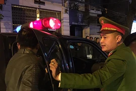 Lái ô tô tông liên hoàn, gọi đồng bọn cầm dao dọa công an