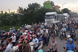 Ảnh: Người Hà Nội "chôn" chân ở Quốc lộ 1A vì tai nạn giao thông