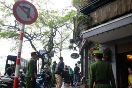 Khởi tố vụ án người phụ nữ gây thương tích cho cán bộ “giành lại vỉa hè“