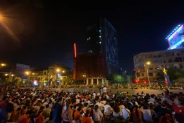 Hàng nghìn người xếp hàng từ 3h sáng chờ xem tổng duyệt diễu binh 30/4