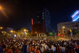 Hàng nghìn người xếp hàng từ 3h sáng chờ xem tổng duyệt diễu binh 30/4