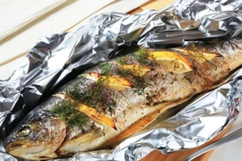 Lý do bạn không nên bọc thức ăn thừa trong giấy bạc: Vi khuẩn, độc tố và hơn thế nữa