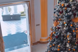 Lan Khuê khoe biệt thự dát vàng lung linh đón Giáng sinh 