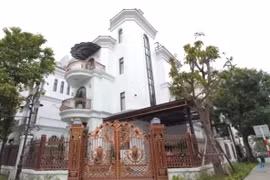 Biệt thự 220m2 toàn gỗ óc chó sang trọng tại Hà Nội