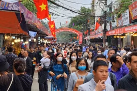 Dòng người nhích từng bước vào phủ Tây Hồ dâng lễ