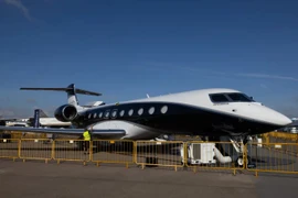 Tỷ phú Jeff Bezos mua máy bay có thể di chuyển gần bằng tốc độ âm thanh