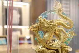 Tượng rồng dát vàng 9999 gây sốt ngày vía Thần Tài 