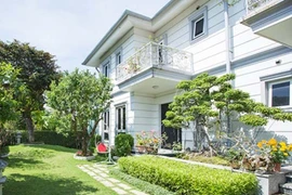 Bên trong biệt thự lộng lẫy như cung điện của ca sĩ Hồ Quỳnh Hương