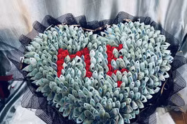 Những bó hoa khổng lồ siêu đắt đỏ gây sốt dịp 8/3 