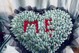 Những bó hoa khổng lồ siêu đắt đỏ gây sốt dịp 8/3 