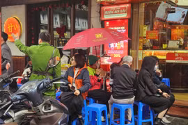 Trước ngày vía Thần Tài: “Đội mưa lạnh” chờ mua vàng 