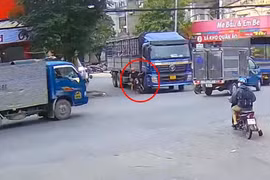 Bình Dương: "Dính" điểm mù, xe máy bị xe tải ôm cua đè nát