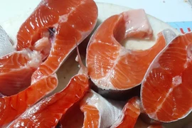 Hải sản cao cấp cá hồi, tôm hùm được bán đầy chợ mạng