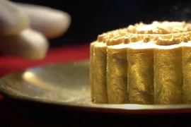 Cận cảnh những chiếc bánh trung thu dát vàng đẳng cấp