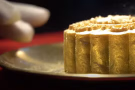 Cận cảnh những chiếc bánh trung thu dát vàng đẳng cấp