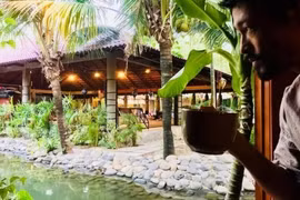 "Chòi lá" của Johnny Trí Nguyễn được xây dựng trên khuôn viên rộng 1.800m2