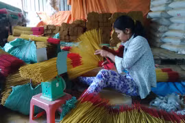 "Cười ra nước mắt" với những kiểu thưởng Tết bằng hiện vật 