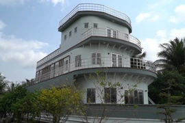 Bất ngờ ngôi nhà du thuyền siêu độc của đại gia Vĩnh Long