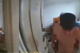 Nam shipper đỏ mặt khi khách hàng ra nhận đồ trong tình trạng “khó đỡ”