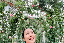Mê mẩn vườn hồng rực rỡ như cổng đám cưới của Ốc Thanh Vân