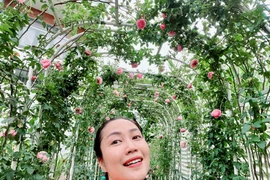 Mê mẩn vườn hồng rực rỡ như cổng đám cưới của Ốc Thanh Vân
