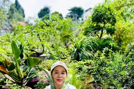 Đi mỏi chân trong khu vườn rộng 10 nghìn m2 của Mỹ Lệ 
