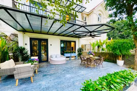 Lã Thanh Huyền sở hữu biệt thự 60 tỷ với khu vườn mát mắt