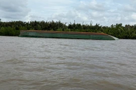 Sà lan chở đá lật, 1 thuyền viên mất tích trên sông Soài Rạp