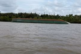 Sà lan chở đá lật, 1 thuyền viên mất tích trên sông Soài Rạp