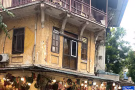 Phố Hàng Mã rực rỡ sắc màu dịp Giáng sinh, tiểu thương thu chục triệu mỗi ngày