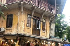 Phố Hàng Mã rực rỡ sắc màu dịp Giáng sinh, tiểu thương thu chục triệu mỗi ngày