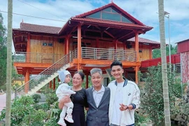 Bên trong ngôi nhà sàn bạc tỷ Mạc Văn Khoa xây tặng ba mẹ