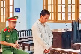 Cha dượng nhiều lần hiếp dâm con riêng của vợ lãnh án