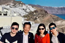 Người vợ kín tiếng đầy giỏi giang và tháo vát của bầu Hiển 