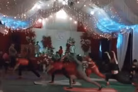 Nhóm phụ nữ gây tranh cãi vì biểu diễn yoga trong đám cưới