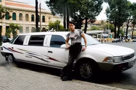 Ca sĩ Ngọc Sơn vừa lên chức Chủ tịch công ty có tài sản vạn người ước 