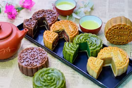 Bánh trung thu được rao bán rầm rộ trên chợ mạng mùa COVID-19