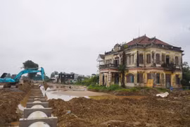 Cận cảnh biệt thự cổ 100 tuổi ven sông Đồng Nai 