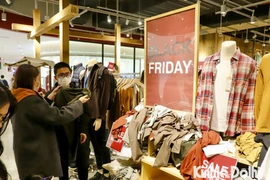 Black Friday, loạt cửa hàng đua nhau giảm giá “khủng”