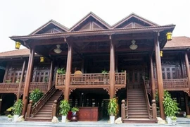 Choáng ngợp với ngôi nhà sàn lớn nhất Việt Nam bằng gỗ lim nguyên khối