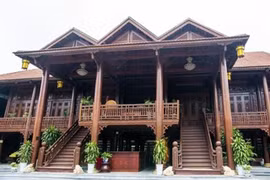 Choáng ngợp với ngôi nhà sàn lớn nhất Việt Nam bằng gỗ lim nguyên khối