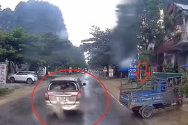 Tránh xe 3 bánh lùi bất ngờ, 2 ô tô gặp tai vạ