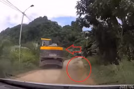 Xe máy xúc bẻ lái né vũng nước, ai ngờ lâm vào thế hiểm