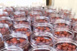 Mứt chùm ruột 'cháy hàng' khách tranh nhau mua dịp Tết 